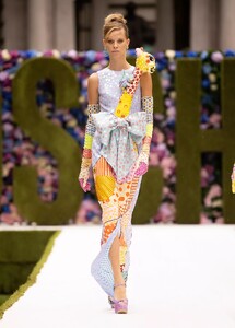 defile-moschino-printemps-ete-2022-new-york-look-46.thumb.jpg.4d91894a0282d12b97fdcb8337ded551.jpg