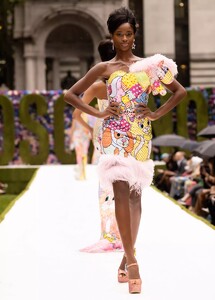 defile-moschino-printemps-ete-2022-new-york-look-48.thumb.jpg.017ebcedd81454fac98b8f090f4f75c0.jpg