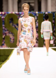 defile-moschino-printemps-ete-2022-new-york-look-5.thumb.jpg.176c3be232b5de58ad1715cfea6e4c22.jpg