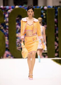 defile-moschino-printemps-ete-2022-new-york-look-6.thumb.jpg.a237c17e685c2cf893e3b85ddd1c238b.jpg