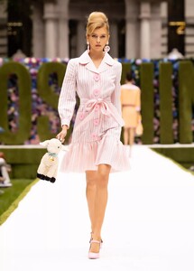 defile-moschino-printemps-ete-2022-new-york-look-7.thumb.jpg.f421e6b3f24e4cdbdf97d9bec5eda1ec.jpg