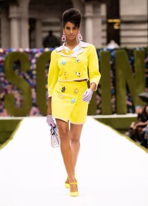 defile-moschino-printemps-ete-2022-new-york-look-9.thumb.jpg.47c1c0b63a9d3b2b09e12e1dad342cf1.jpg