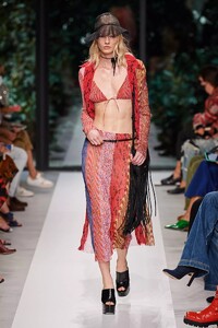 defile-philosophy-di-lorenzo-serafini-printemps-ete-2022-milan-look-7.thumb.jpg.50a42f9ee83342e3941eb7c879c8cd19.jpg