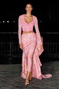 defile-prabal-gurung-printemps-ete-2022-new-york-look-36.thumb.jpg.b9e8f223335a18c4d4bb6fd97503d8fe.jpg