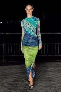 defile-prabal-gurung-printemps-ete-2022-new-york-look-41.thumb.jpg.78e14b4e27bb3c2c7cf2d25ab6177d02.jpg