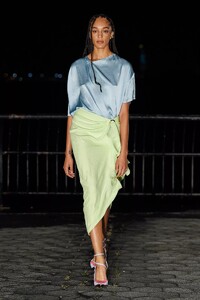 defile-prabal-gurung-printemps-ete-2022-new-york-look-47.thumb.jpg.34dba4d9783b94417cbd4a8d01521261.jpg