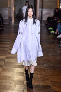 defile-raf-simons-printemps-ete-2022-paris-look-15.thumb.jpg.5e34f0fa40de9b80d97fca1ee2dd6a2c.jpg