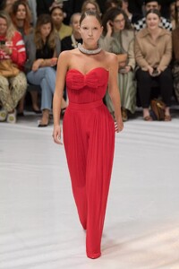 defile-richard-quinn-printemps-ete-2022-londres-look-1.thumb.jpg.a5b13f661ae910d303f3ce097130ecf7.jpg