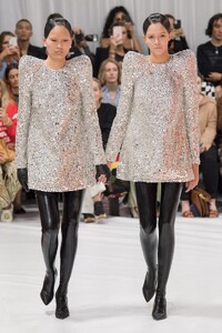 defile-richard-quinn-printemps-ete-2022-londres-look-43.thumb.jpg.e520c16ebedb9e00bf995f6af69ad3b1.jpg