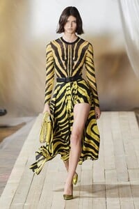 defile-roberto-cavalli-printemps-ete-2022-milan-look-27.thumb.jpg.5d42d27bd8c247f864da6c2a41f22c2c.jpg