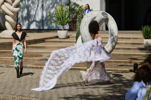 defile-rodarte-printemps-ete-2022-new-york-look-22.thumb.jpg.1635a6acb0087b3666573c5e66a4c60f.jpg