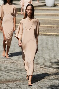 defile-rodarte-printemps-ete-2022-new-york-look-66.thumb.jpg.4b262d3914e035e2c06b12a526aee51e.jpg