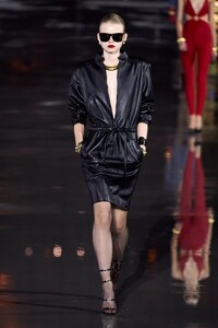 defile-saint-laurent-printemps-ete-2022-paris-look-12.thumb.jpg.4a7e09548804dc039ce545440e0fa0a6.jpg