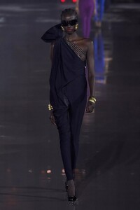 defile-saint-laurent-printemps-ete-2022-paris-look-57.thumb.jpg.1136000a8d37c70e5cc8d3ae14857a75.jpg