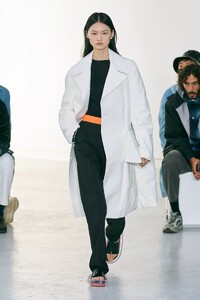 defile-shang-xia-printemps-ete-2022-paris-look-1.thumb.jpg.340a5cb019fde38fe8d6a5cc1ca0f348.jpg