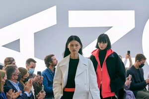 defile-shang-xia-printemps-ete-2022-paris-look-39.thumb.jpg.a49f2f462ef7722ebc0d22e94569a7e6.jpg
