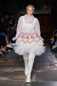 defile-simone-rocha-printemps-ete-2022-londres-look-21.thumb.jpg.87ec882e1bbc18aa5bf557d463fda46f.jpg