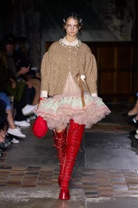 defile-simone-rocha-printemps-ete-2022-londres-look-28.thumb.jpg.1a0e4a3176bda3966499da131b5c0291.jpg