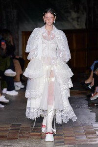 defile-simone-rocha-printemps-ete-2022-londres-look-32.thumb.jpg.8c40954315ad6925f6d4e39cba56dda7.jpg