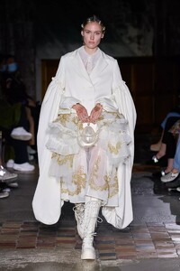 defile-simone-rocha-printemps-ete-2022-londres-look-35.thumb.jpg.82ecc7f7f96ed77c8ad047a75151bb54.jpg