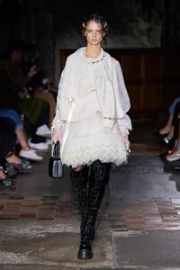 defile-simone-rocha-printemps-ete-2022-londres-look-4.thumb.jpg.aefbf2e0d569a396df1f68d68036862e.jpg