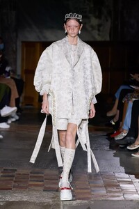 defile-simone-rocha-printemps-ete-2022-londres-look-6.thumb.jpg.f72bd7c3b7fcba65e381b894782e49b9.jpg