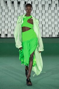 defile-stella-mccartney-printemps-ete-2022-paris-look-1.thumb.jpg.40715ed00c3330c138a1419a8eb08728.jpg