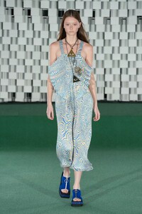 defile-stella-mccartney-printemps-ete-2022-paris-look-25.thumb.jpg.56f0610ed0ee55682669d7c1f543afa4.jpg