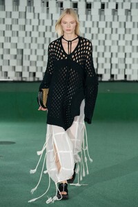 defile-stella-mccartney-printemps-ete-2022-paris-look-3.thumb.jpg.4be39917c9b36653e4546ce20e2c6392.jpg