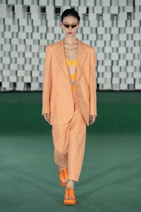 defile-stella-mccartney-printemps-ete-2022-paris-look-30.thumb.jpg.200f931a9e4e9d4a360eede1638588cd.jpg