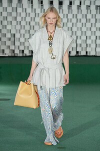 defile-stella-mccartney-printemps-ete-2022-paris-look-34.thumb.jpg.a136d5bbad8c61d1692d5fa211956f59.jpg