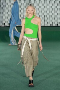 defile-stella-mccartney-printemps-ete-2022-paris-look-4.thumb.jpg.3dfb2ff53d560a7c673d6416c2a2549d.jpg