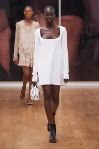 defile-tod039s-printemps-ete-2022-milan-look-2.thumb.jpg.93f43340b1ee10e0d422fec5f47770af.jpg