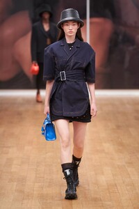 defile-tod039s-printemps-ete-2022-milan-look-25.thumb.jpg.974f62d47066bc099be1e55965118050.jpg