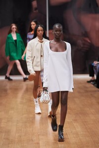defile-tod039s-printemps-ete-2022-milan-look-46.thumb.jpg.83e2fb8824c85aa5046956f1336c7935.jpg