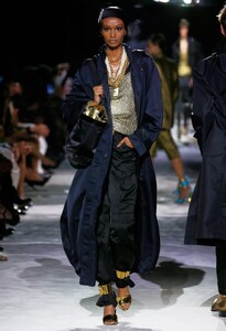 defile-tom-ford-printemps-ete-2022-new-york-look-25.thumb.jpg.00323eba82af16aa107b408f82446bd6.jpg