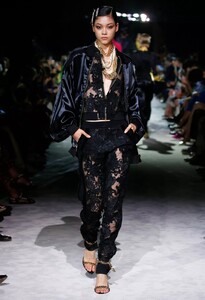 defile-tom-ford-printemps-ete-2022-new-york-look-30.thumb.jpg.d0e184e28d43964680ce581aed6d20a8.jpg