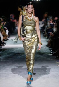 defile-tom-ford-printemps-ete-2022-new-york-look-35.thumb.jpg.2c1a783cfcb2a3699c3cd9bda1689e1e.jpg