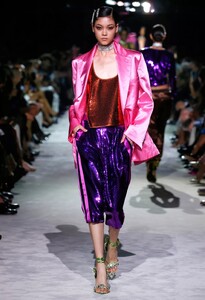 defile-tom-ford-printemps-ete-2022-new-york-look-4.thumb.jpg.9f35c60a70c3fafa7485a63fd1dc7a75.jpg