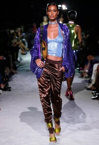 defile-tom-ford-printemps-ete-2022-new-york-look-6.thumb.jpg.90f20e8a38fd305d6e1c23c9e5ce8ee0.jpg