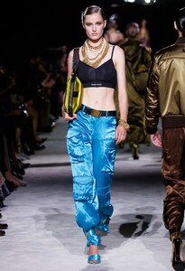 defile-tom-ford-printemps-ete-2022-new-york-look-9.thumb.jpg.07582408dd1bdef6be975699570ad165.jpg