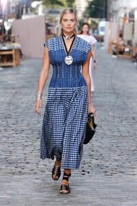 defile-tory-burch-printemps-ete-2022-new-york-look-14.thumb.jpg.2c42ee65b0b60a12e4732992ae6ef65b.jpg