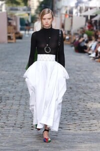 defile-tory-burch-printemps-ete-2022-new-york-look-19.thumb.jpg.275b5875c92a8ba89b9e3a0cedfa1bee.jpg