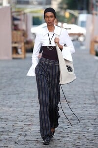 defile-tory-burch-printemps-ete-2022-new-york-look-23.thumb.jpg.64c4ad2bbc5d01d0ead2d4a1993694e8.jpg