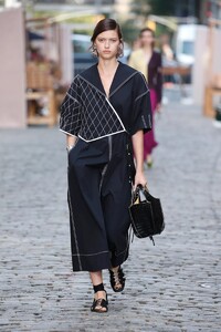 defile-tory-burch-printemps-ete-2022-new-york-look-26.thumb.jpg.e6b04bb6f0573e1294a182f97e781980.jpg