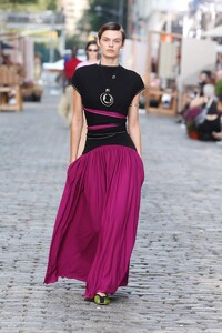 defile-tory-burch-printemps-ete-2022-new-york-look-28.thumb.jpg.babfbc839fab0fcc642cb1d53b66922e.jpg