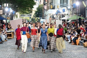 defile-tory-burch-printemps-ete-2022-new-york-look-31.thumb.jpg.f8803c4ce4cf7a6daedd9bb02c991c63.jpg