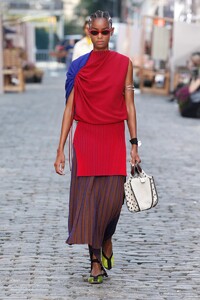 defile-tory-burch-printemps-ete-2022-new-york-look-7.thumb.jpg.0fb830f652f4b8136d553405dd07e4db.jpg