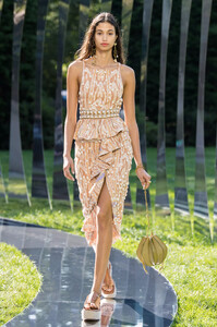 defile-ulla-johnson-printemps-ete-2022-new-york-look-16.thumb.jpg.05a1ee5e11153d6c265da91e32205a5b.jpg