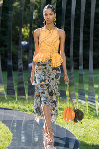 defile-ulla-johnson-printemps-ete-2022-new-york-look-22.thumb.jpg.b7a23f70235119fd9cd7c6a9f5cd679b.jpg